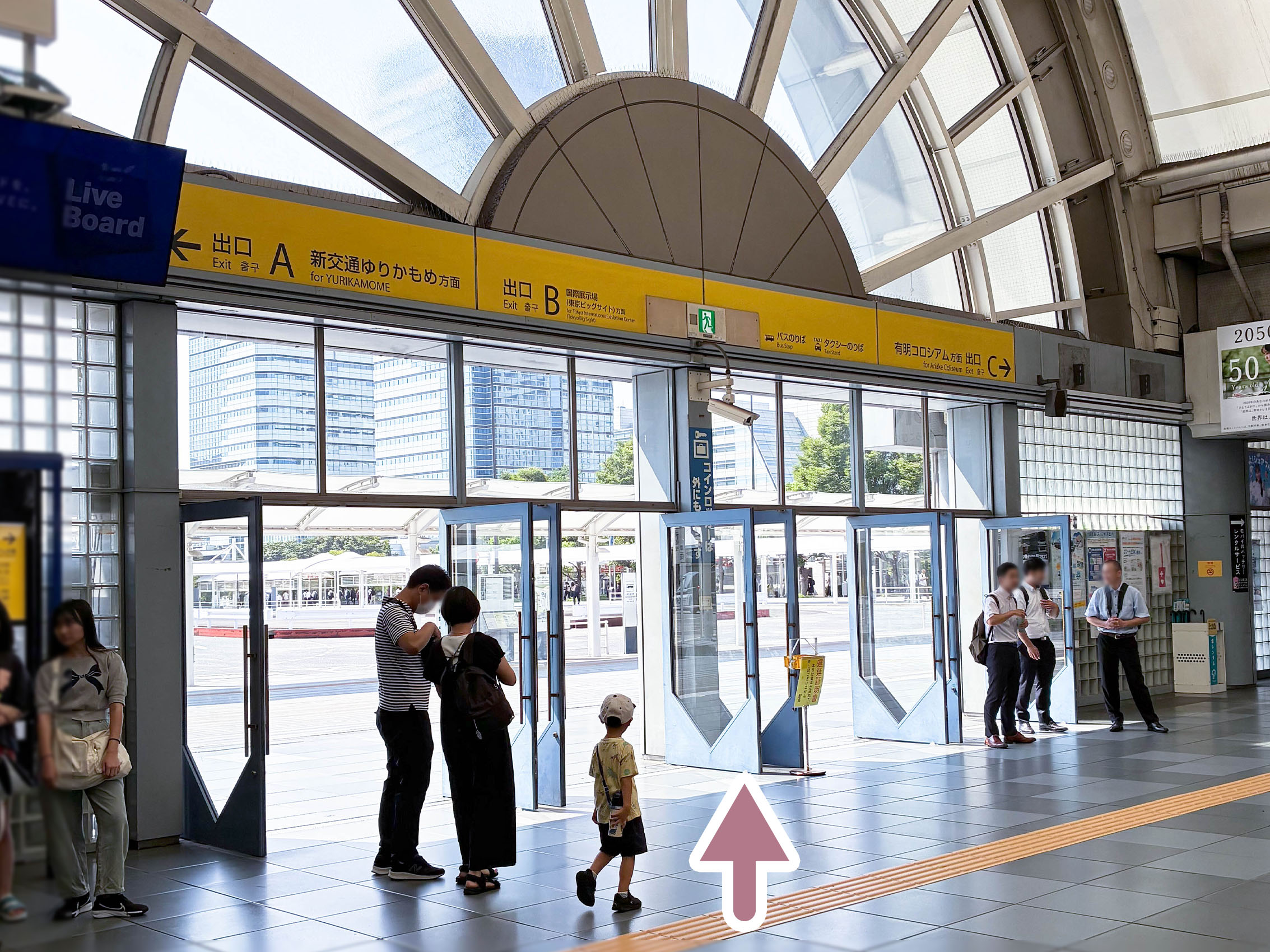 改札を出て出口Bにまっすぐ進む