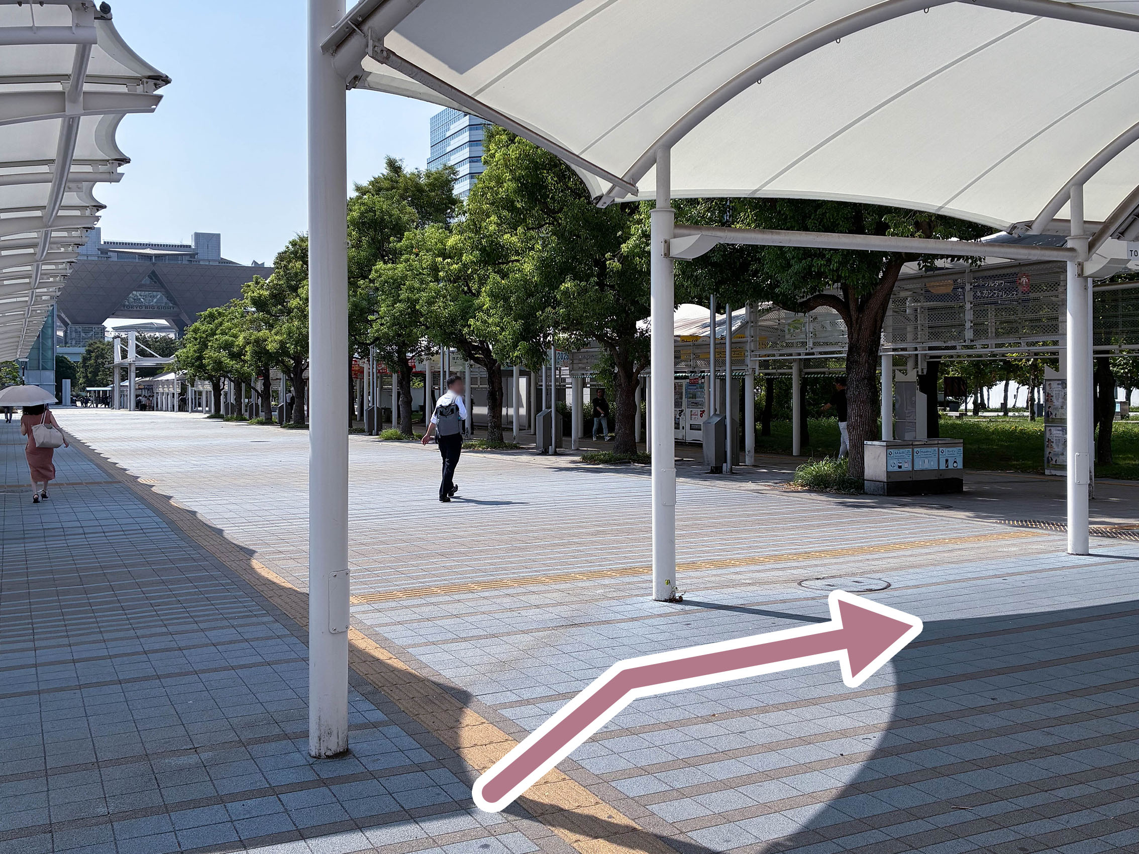 左に曲がり、右ななめ方向に進む