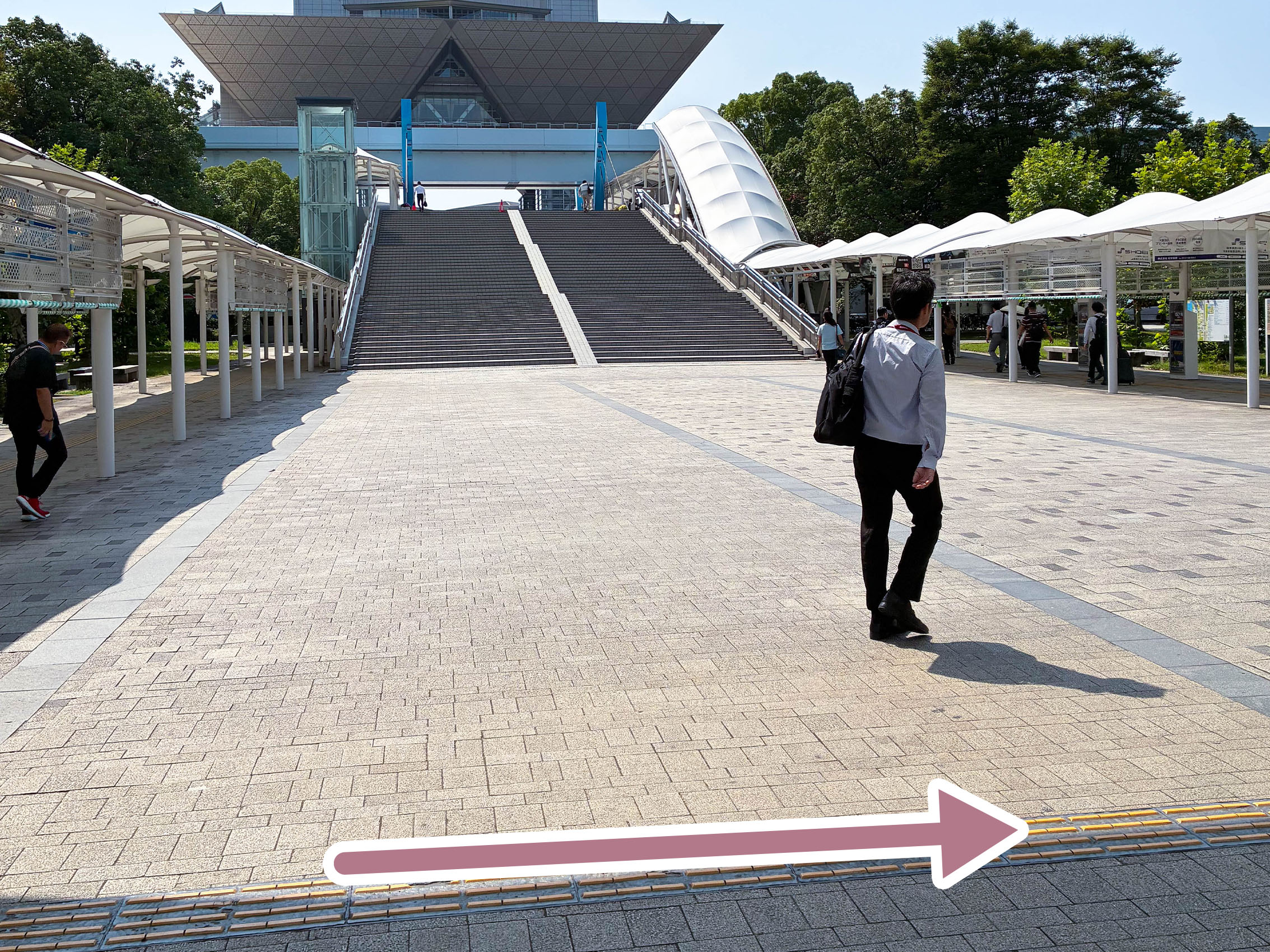 左手遠目に東京ビッグサイトを見ながら、道なりに進む
