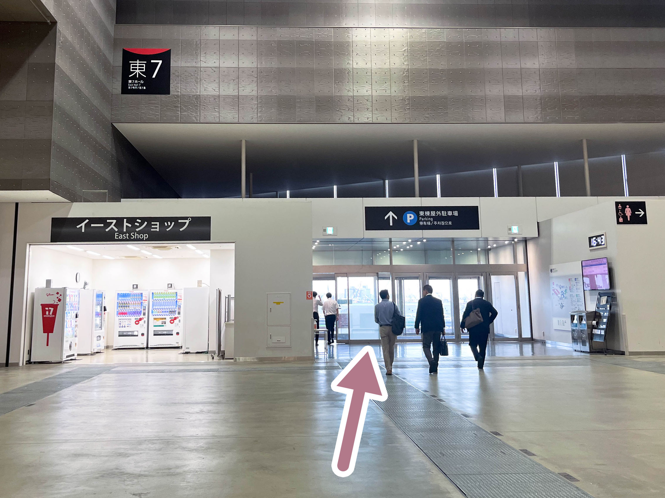 東棟屋外駐車場方面にすすみ、外に出る