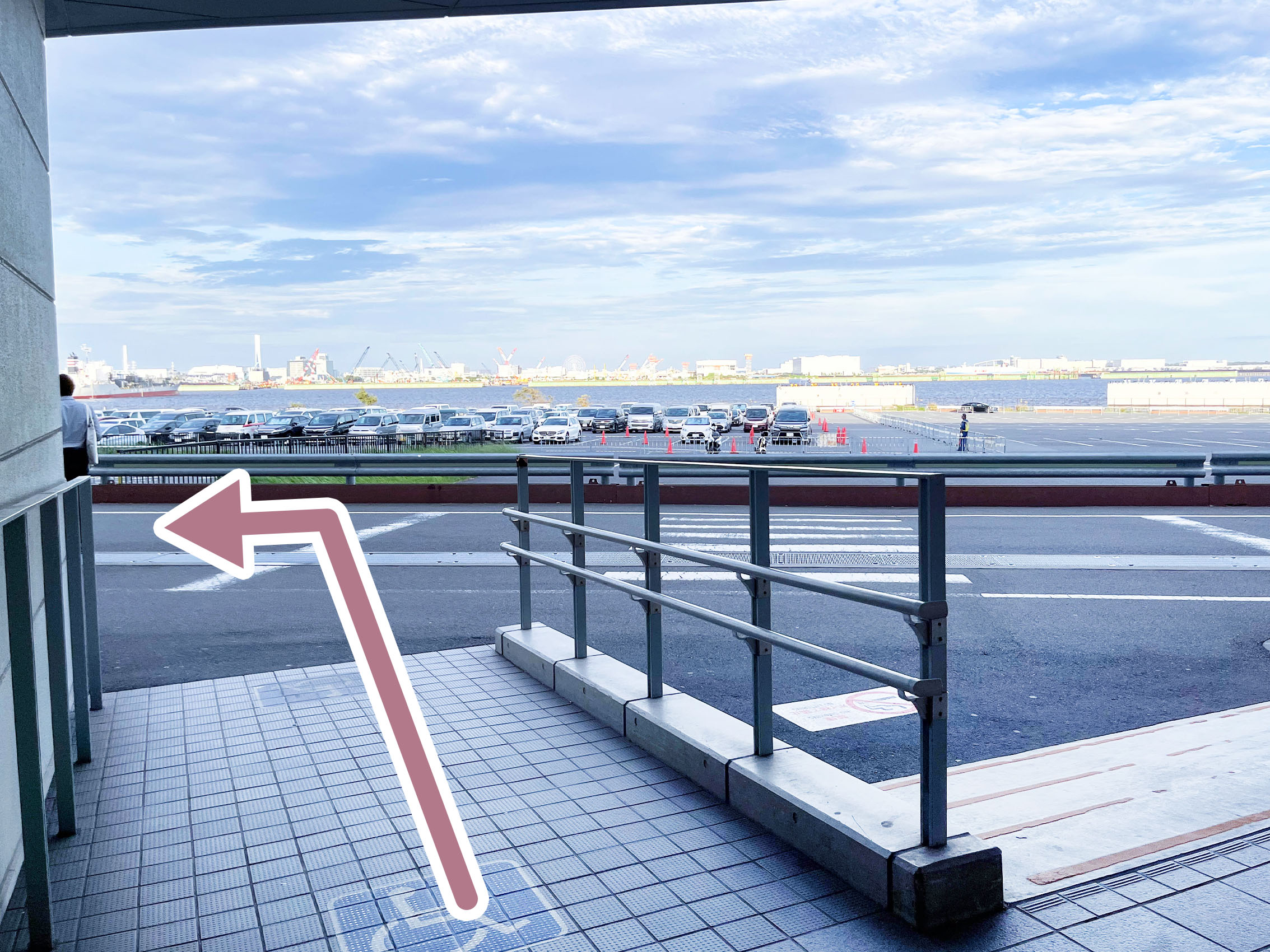 左に曲がり、壁に沿って進む